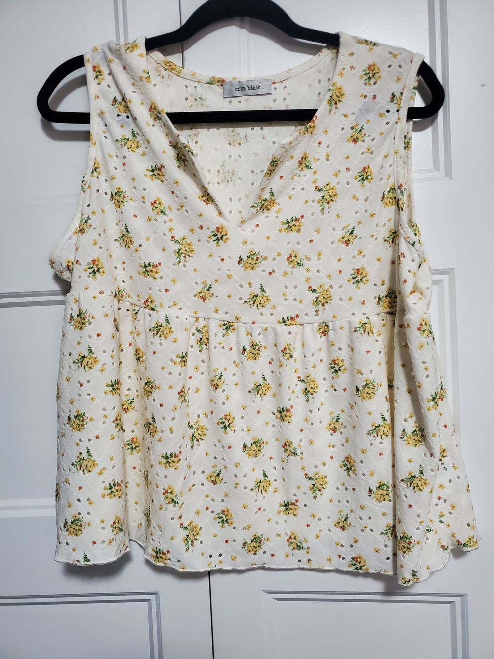 Erin Blair Cream Yellow Floral V-Neck Sleeveless Top Eyelet Size XL
